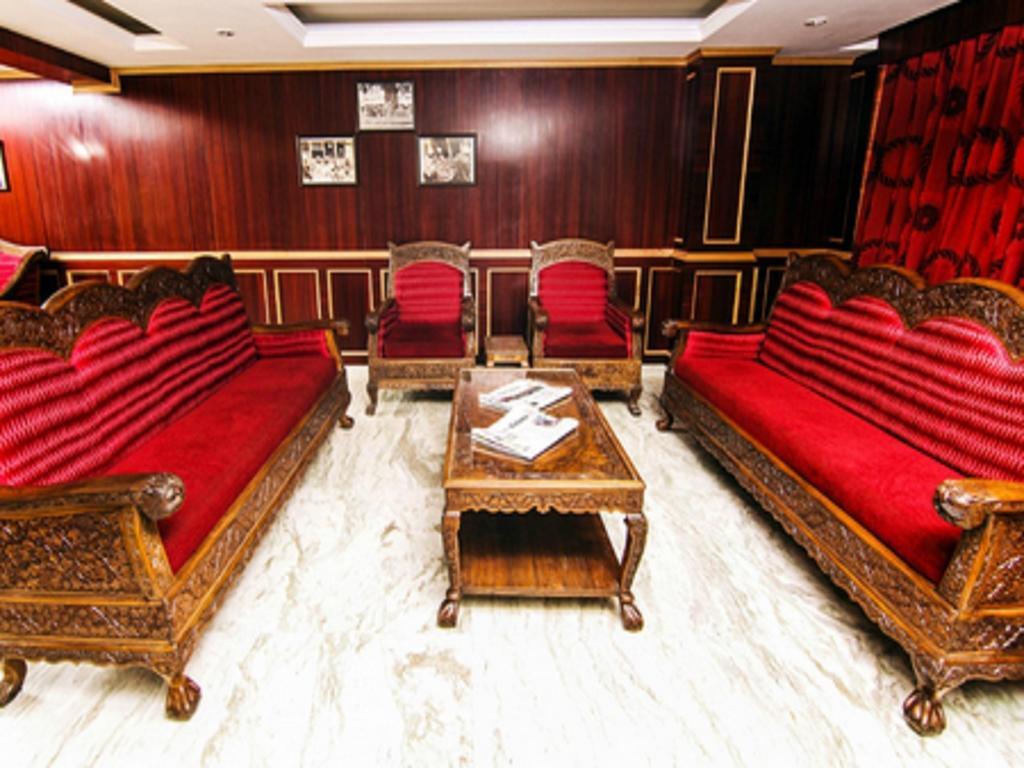 Holiday Plaza Hotel Srinagar  Bagian luar foto