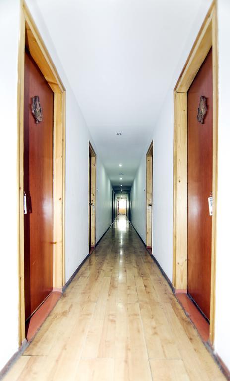 Holiday Plaza Hotel Srinagar  Bagian luar foto