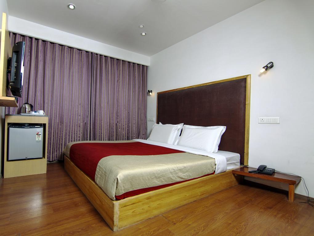 Holiday Plaza Hotel Srinagar  Bagian luar foto