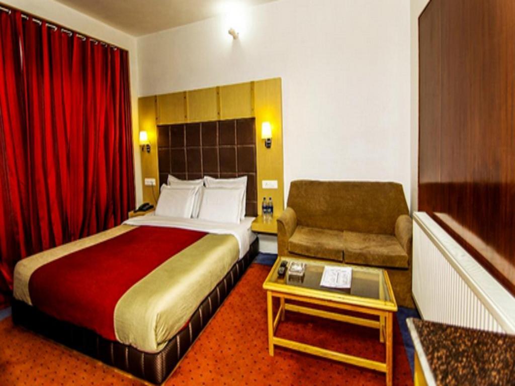 Holiday Plaza Hotel Srinagar  Bagian luar foto