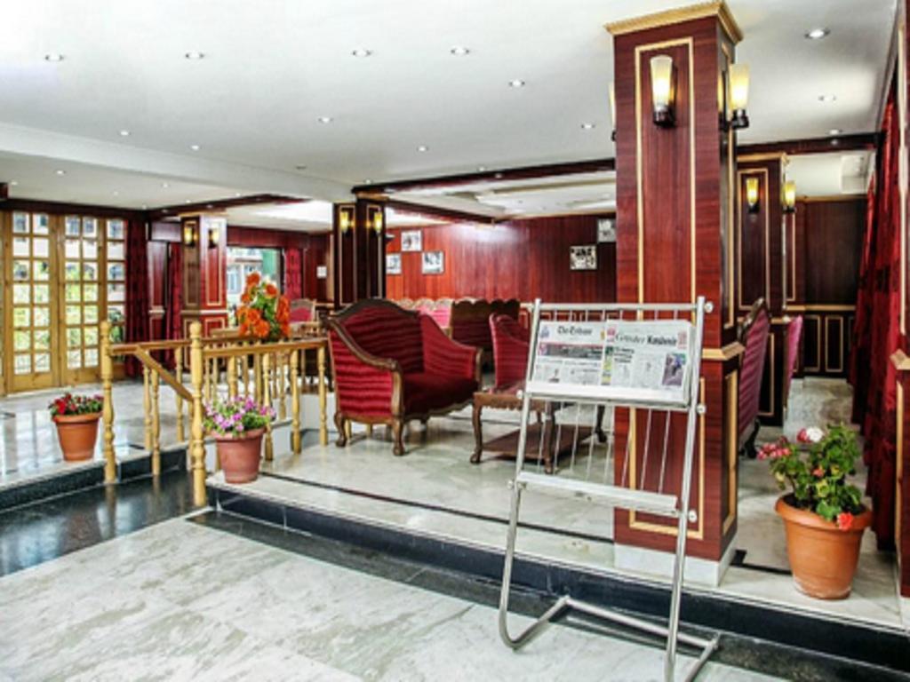 Holiday Plaza Hotel Srinagar  Bagian luar foto