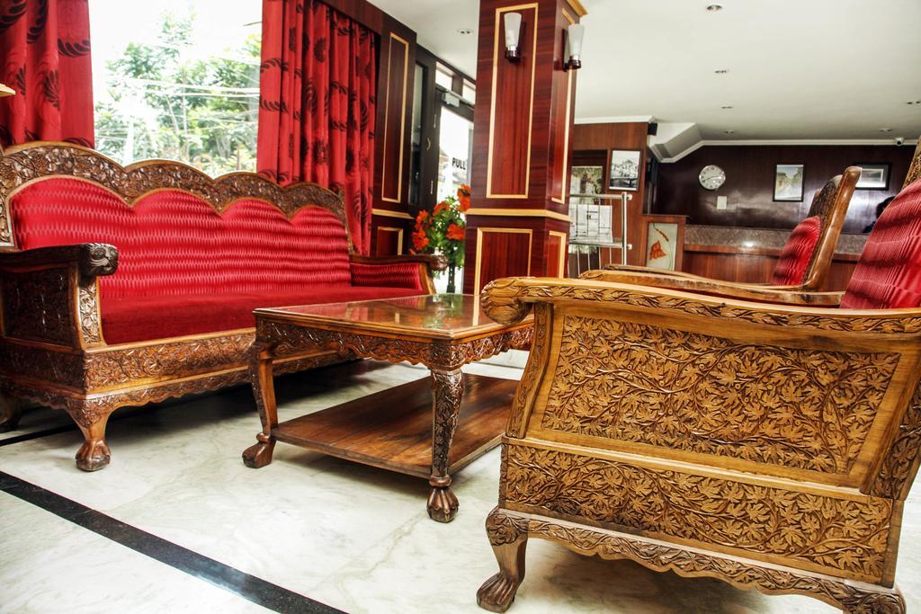 Holiday Plaza Hotel Srinagar  Bagian luar foto