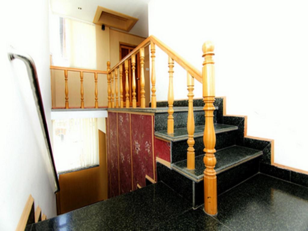 Holiday Plaza Hotel Srinagar  Bagian luar foto