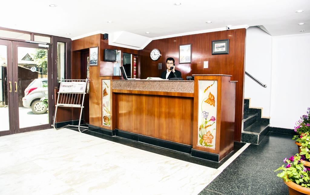 Holiday Plaza Hotel Srinagar  Bagian luar foto