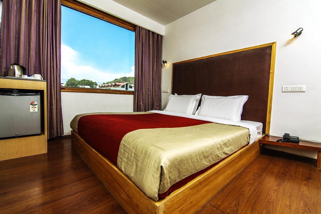 Holiday Plaza Hotel Srinagar  Bagian luar foto