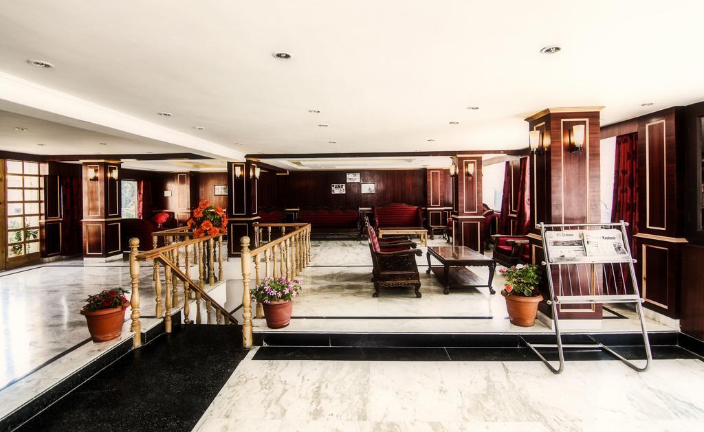 Holiday Plaza Hotel Srinagar  Bagian luar foto