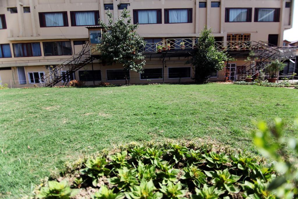 Holiday Plaza Hotel Srinagar  Bagian luar foto