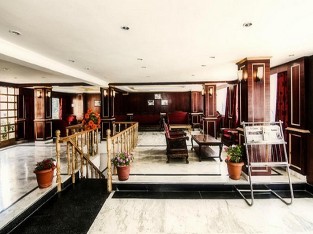 Holiday Plaza Hotel Srinagar  Bagian luar foto