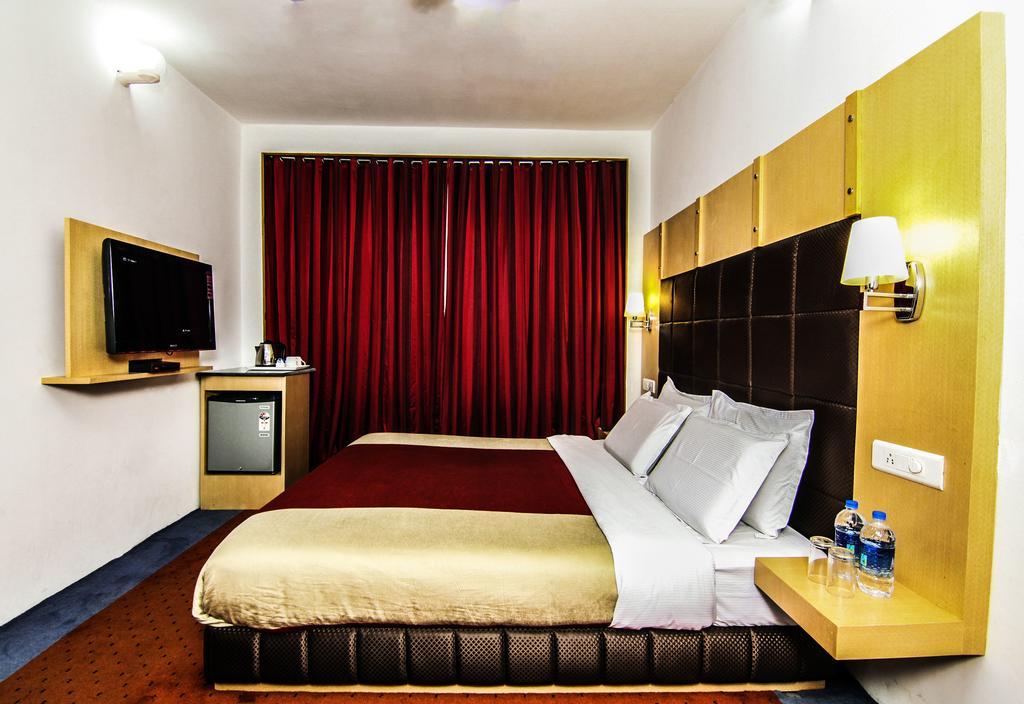 Holiday Plaza Hotel Srinagar  Bagian luar foto