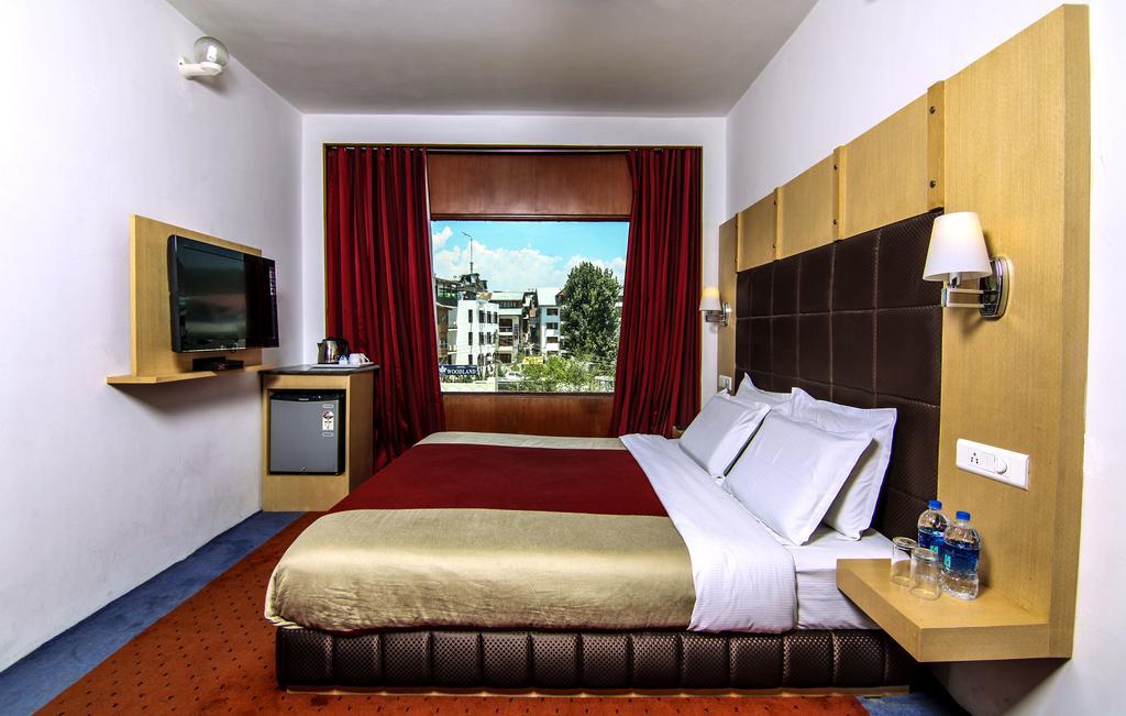 Holiday Plaza Hotel Srinagar  Bagian luar foto