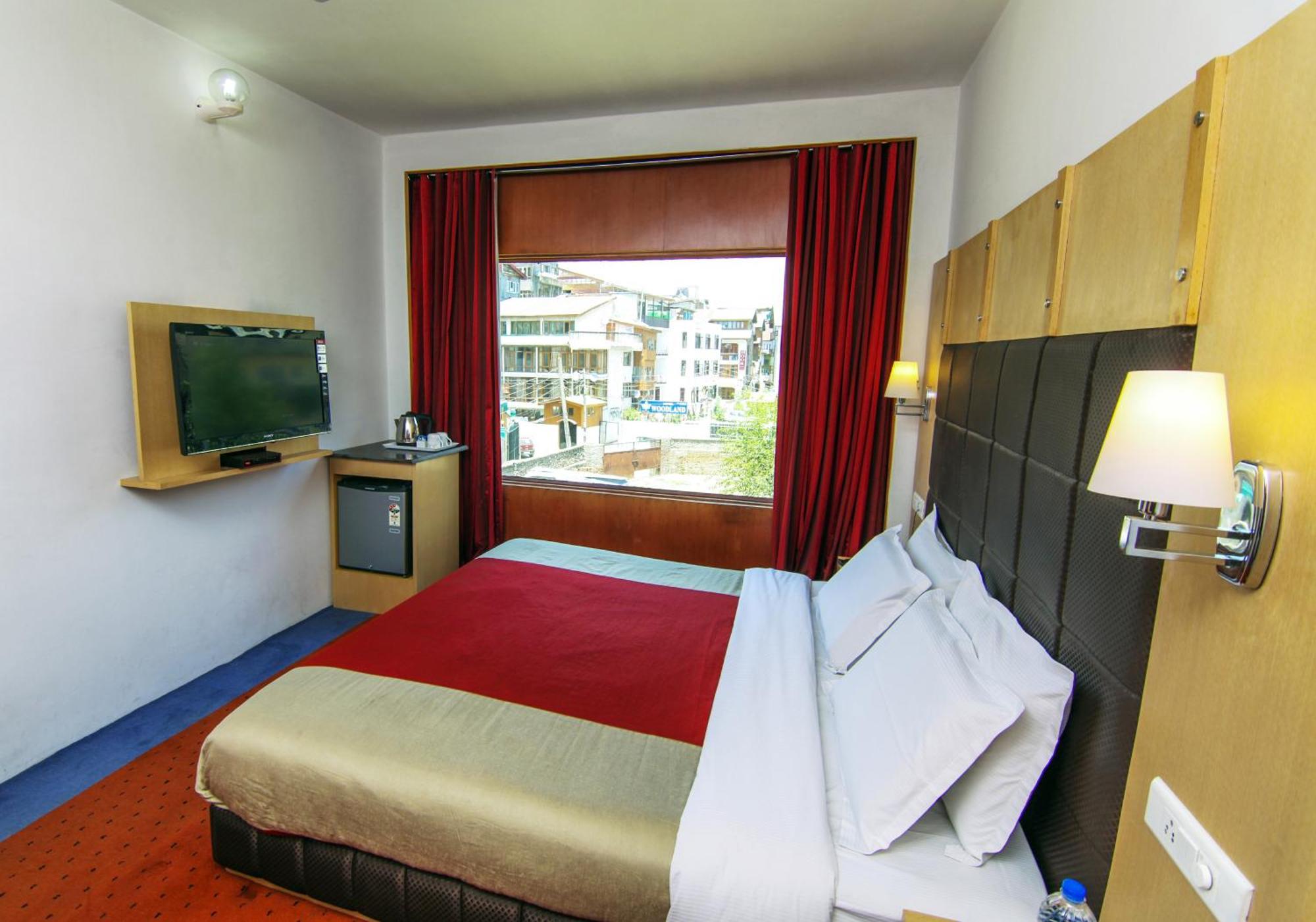 Holiday Plaza Hotel Srinagar  Bagian luar foto