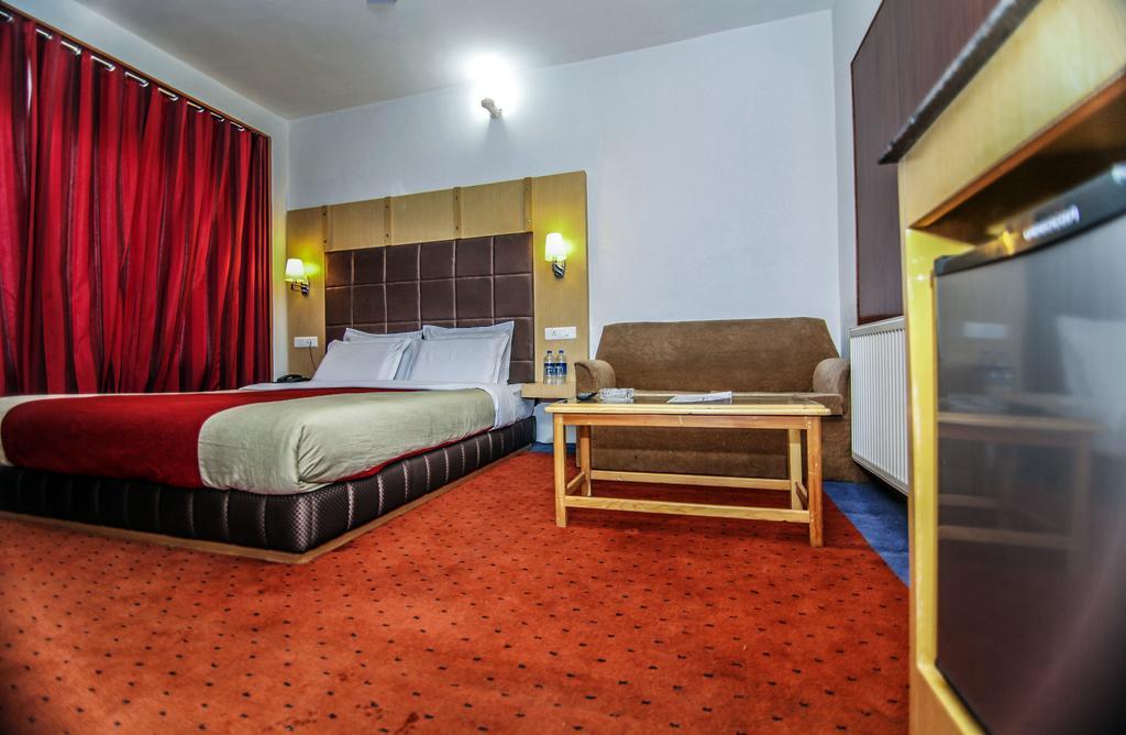 Holiday Plaza Hotel Srinagar  Bagian luar foto
