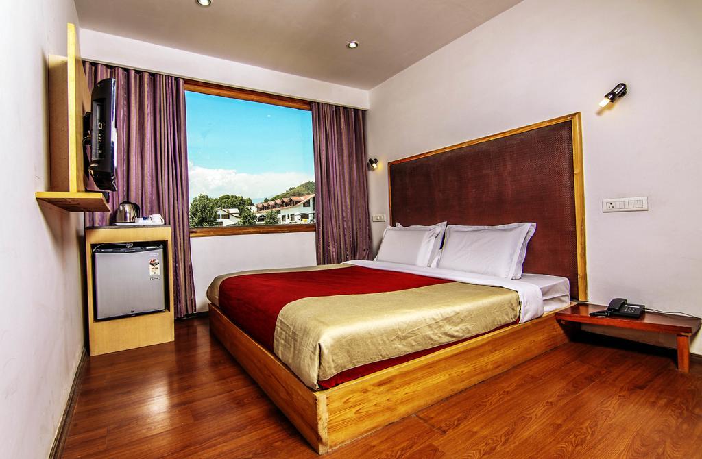 Holiday Plaza Hotel Srinagar  Bagian luar foto