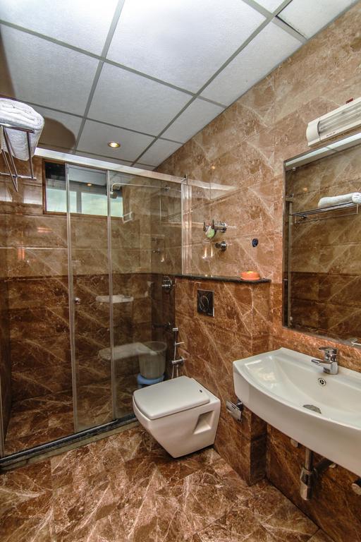 Holiday Plaza Hotel Srinagar  Bagian luar foto