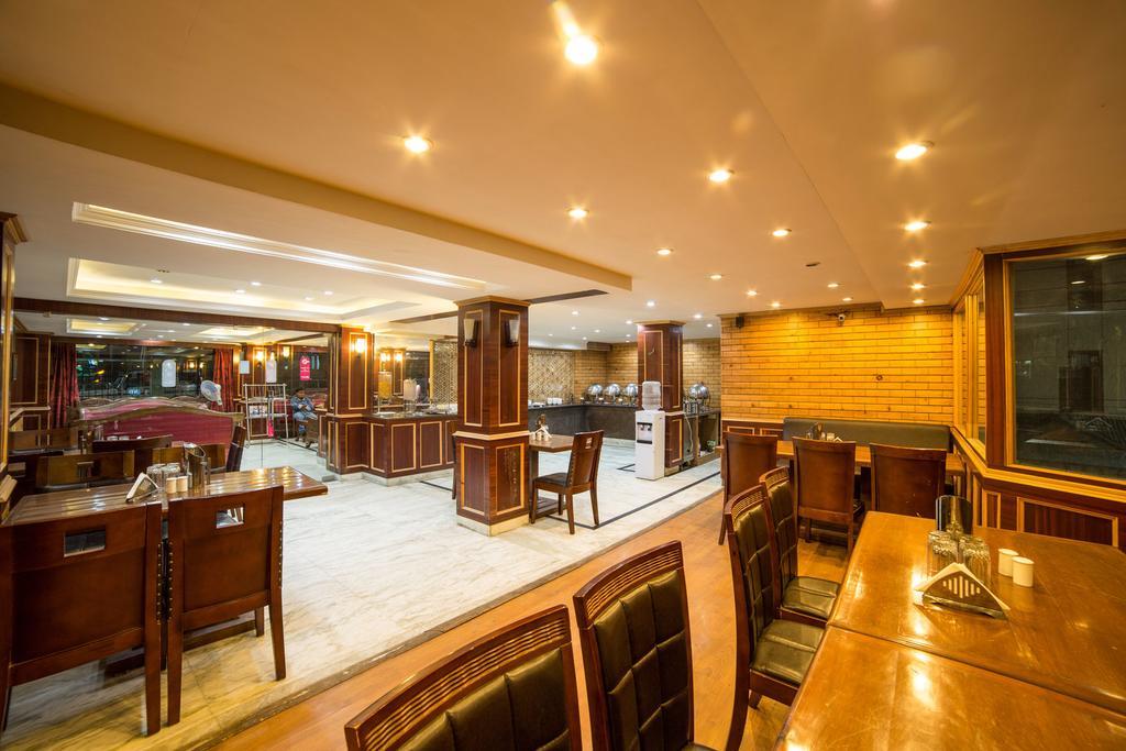 Holiday Plaza Hotel Srinagar  Bagian luar foto
