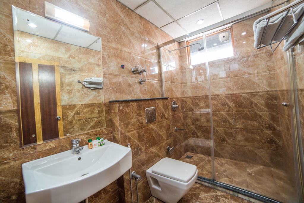 Holiday Plaza Hotel Srinagar  Bagian luar foto
