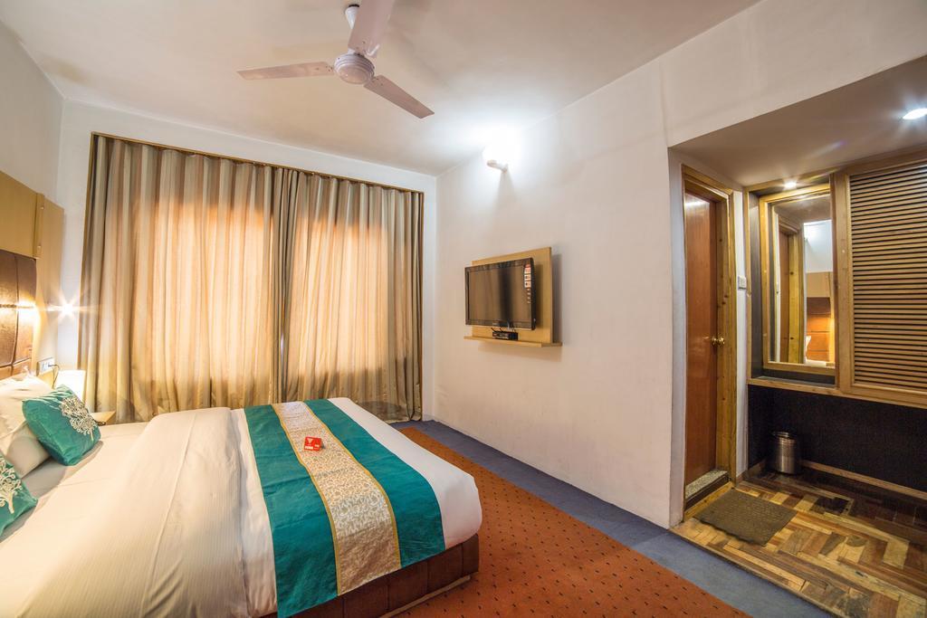 Holiday Plaza Hotel Srinagar  Bagian luar foto