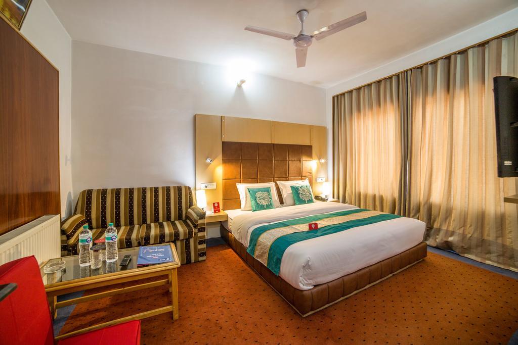 Holiday Plaza Hotel Srinagar  Bagian luar foto