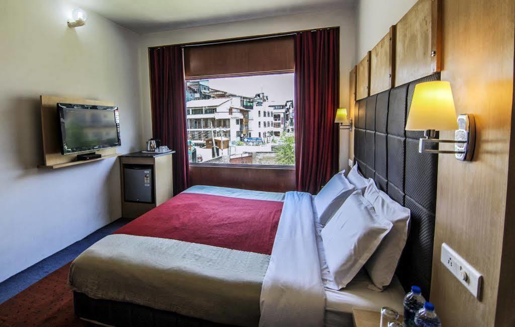 Holiday Plaza Hotel Srinagar  Bagian luar foto